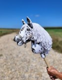 Hobby Horse Mały koń na kiju Premium - tarantowaty biało-czarny z białą grzywą A4 Super Hobby Horse